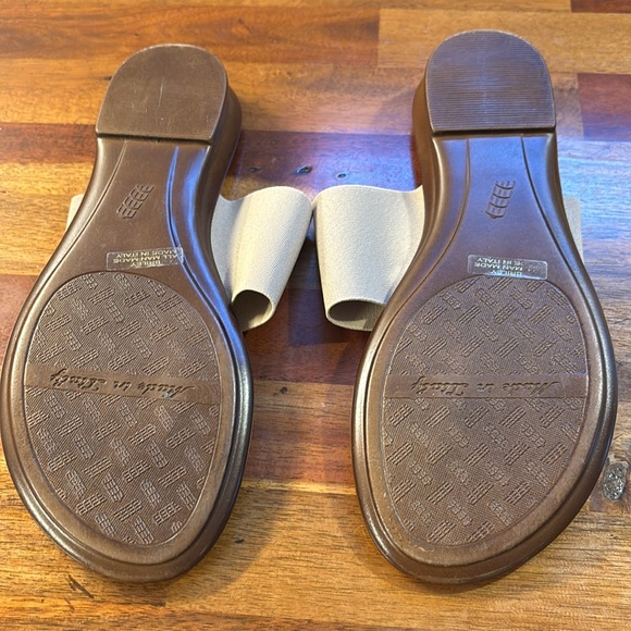 NWOB Italian Shoemakers size 7.5 women’s thong sandals, tan and gold - Picture 3 of 3